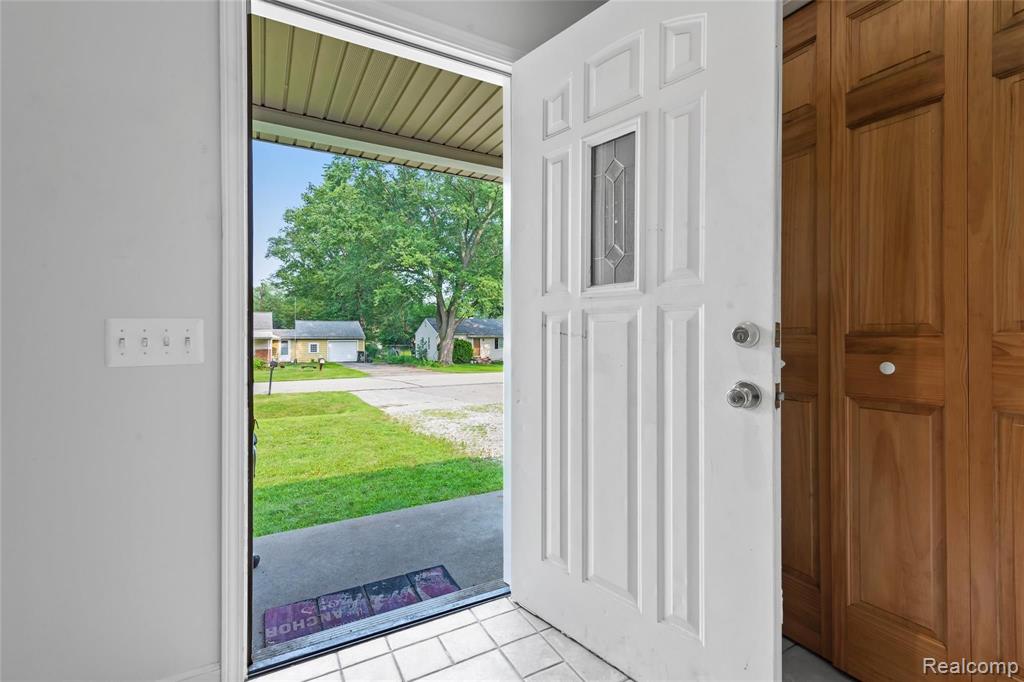 2976 Melvin Avenue Rochester Hills, MI 48307 - Photo 4 of 32
