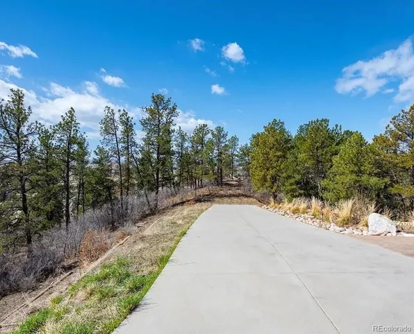 a view of a pathway with a yard
