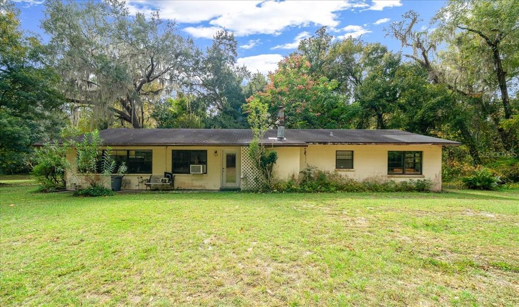 7173 West R Thomas Road Keystone Heights, FL 32656 - Photo 22 of 59 a front view of a house with a garden