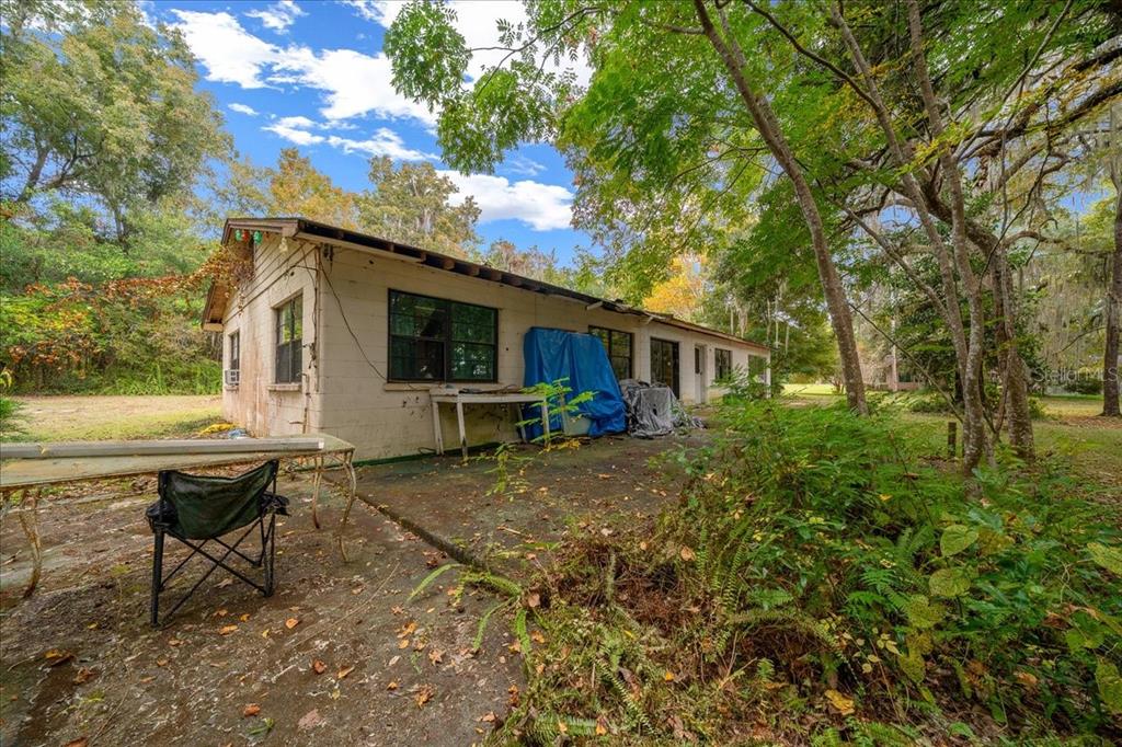 7173 West R Thomas Road Keystone Heights, FL 32656 - Photo 25 of 59 a view of a house with backyard and sitting area