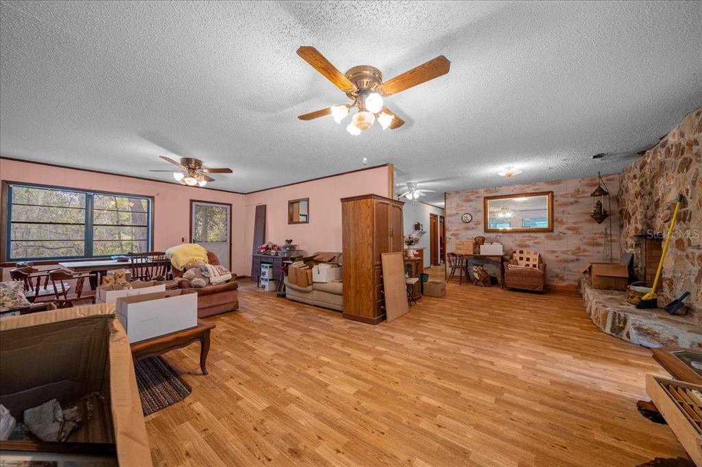 7173 West R Thomas Road Keystone Heights, FL 32656 - Photo 36 of 59 a living room with furniture