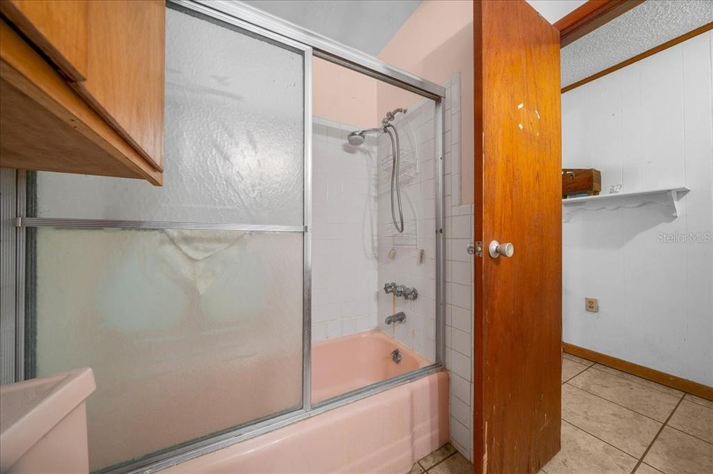 7173 West R Thomas Road Keystone Heights, FL 32656 - Photo 49 of 59 a bathroom with a bathtub and a shower