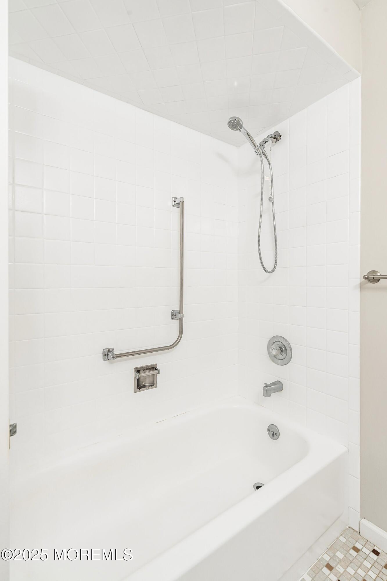 9 Whitney Court Brick, NJ 08724 - Photo 16 of 42 a bathroom with a bath tub