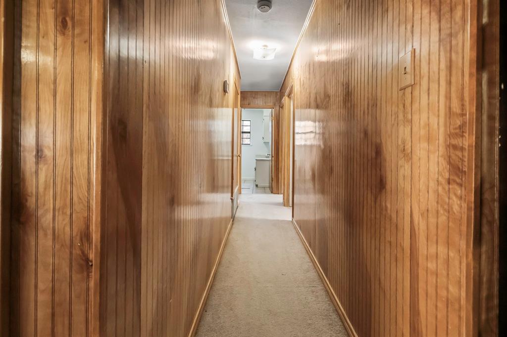 232 South Moseley Street De Leon, TX 76444 - Photo 11 of 39 a view of a elevator