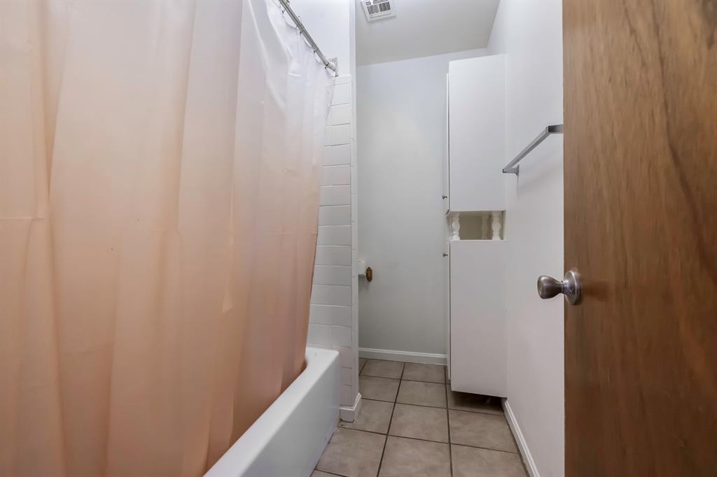 232 South Moseley Street De Leon, TX 76444 - Photo 17 of 39 a view of bathroom