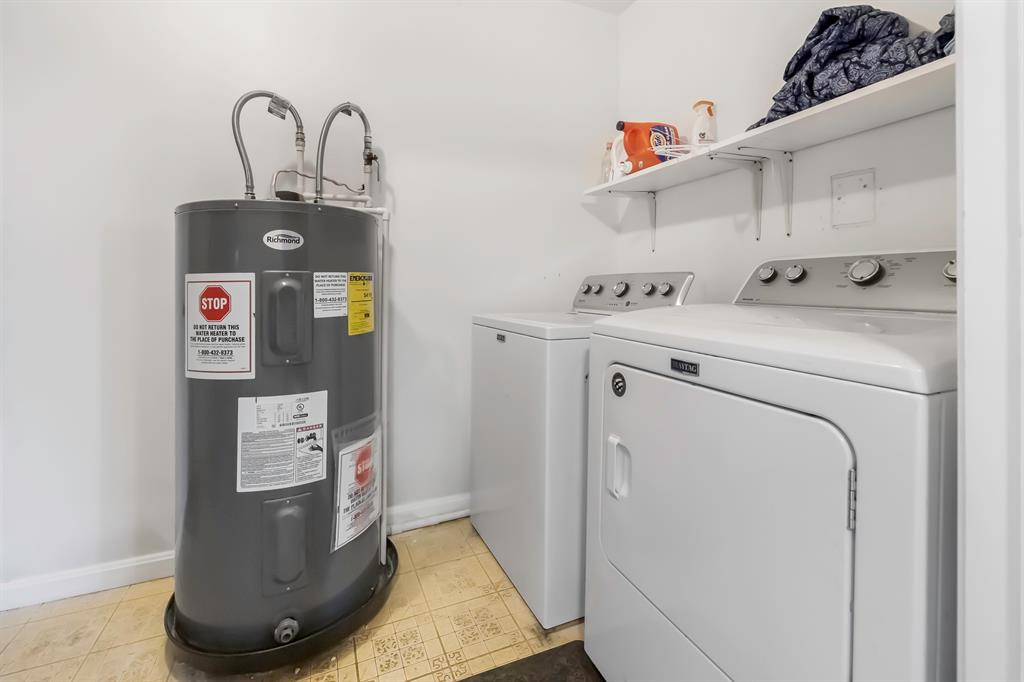 232 South Moseley Street De Leon, TX 76444 - Photo 27 of 39 a view of utility room with washer and dryer
