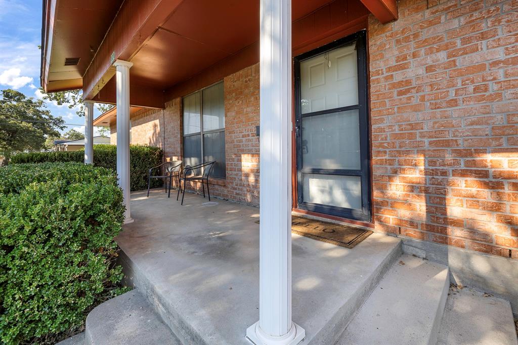 232 South Moseley Street De Leon, TX 76444 - Photo 30 of 39 a view of a patio with table and chairs and potted plants