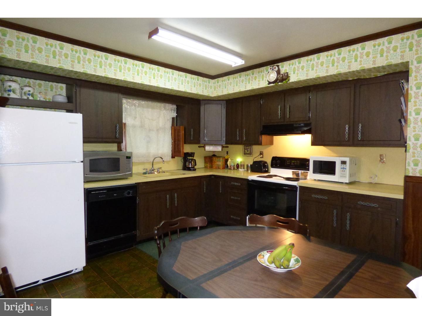 179 Clementon Road Berlin, NJ 08009 - Photo 2 of 15 Kitchen