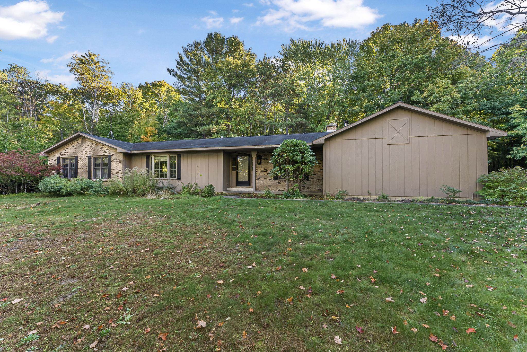 8165 South Lakeview Road Traverse City, MI 49684 - Photo 6 of 41 1939646-1780dad5-9f61-4770-b27c-282195e3828f.JPG