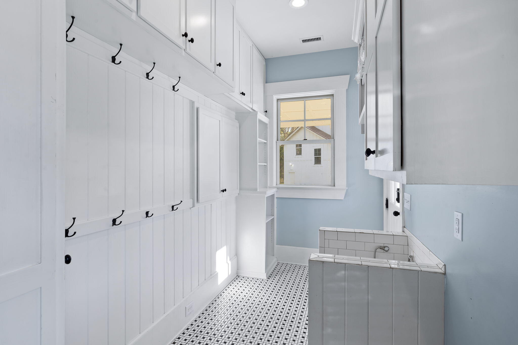 2953 State Rd S-10-1156 Johns Island, SC 29455 - Photo 21 of 64 Mud room and Laundry