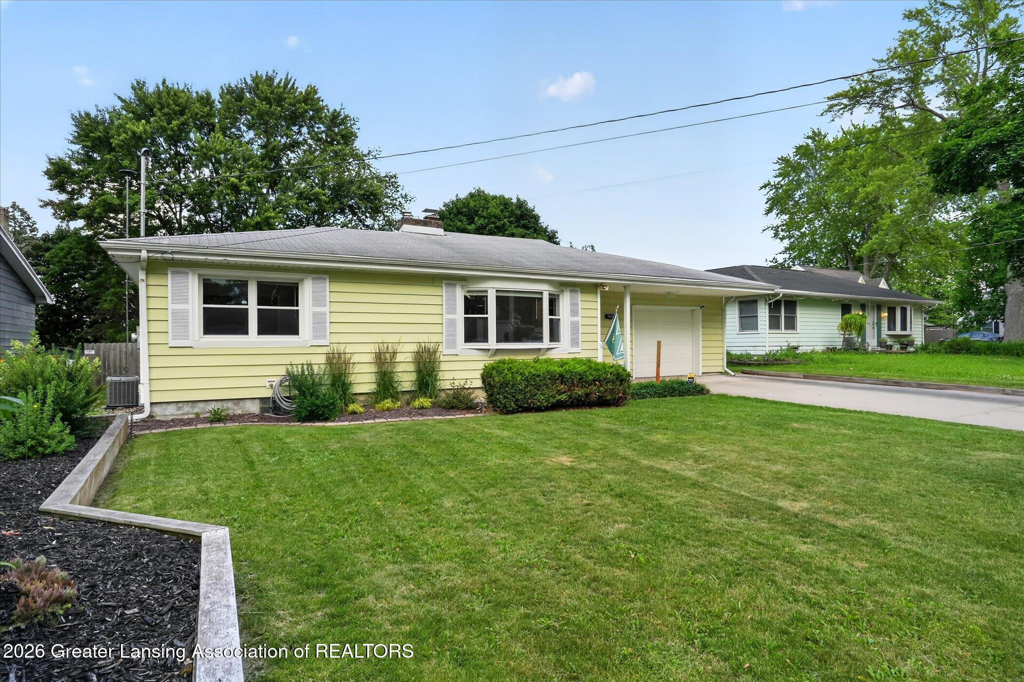 928 Robins Road Lansing, MI 48917 - Photo 3 of 51