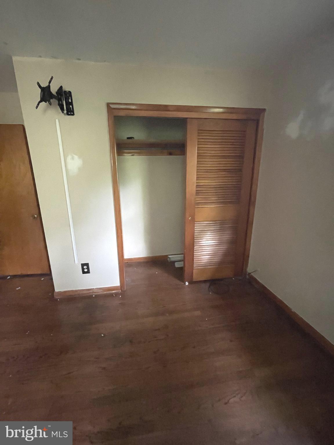 20 Riviera Drive Pennsville, NJ 08070 - Photo 11 of 22 Upstairs Unit: Bedroom with good closet space