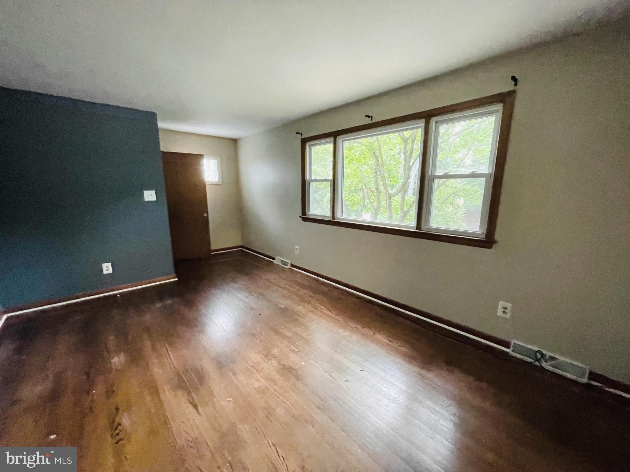 20 Riviera Drive Pennsville, NJ 08070 - Photo 4 of 22 Upstairs Unit: Good size living room