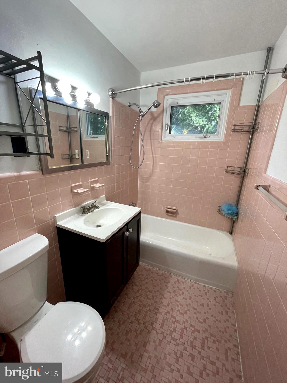 20 Riviera Drive Pennsville, NJ 08070 - Photo 9 of 22 Upstairs Unit: Bath with Tub Shower