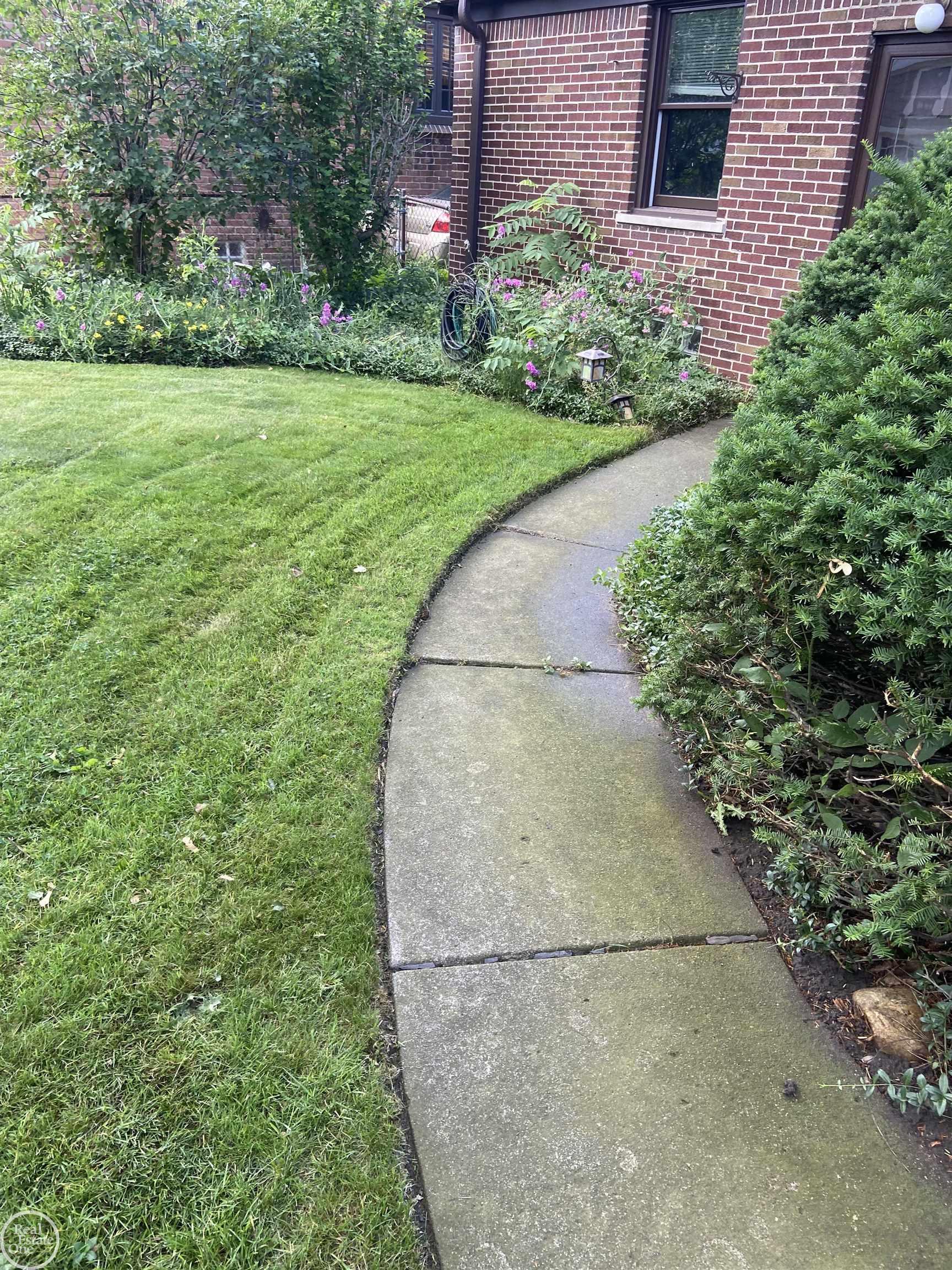 403 Cloverly Road Grosse Pointe, MI 48236 - Photo 31 of 32 50113687-30.JPG