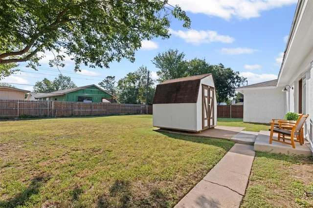 a view of a backyard