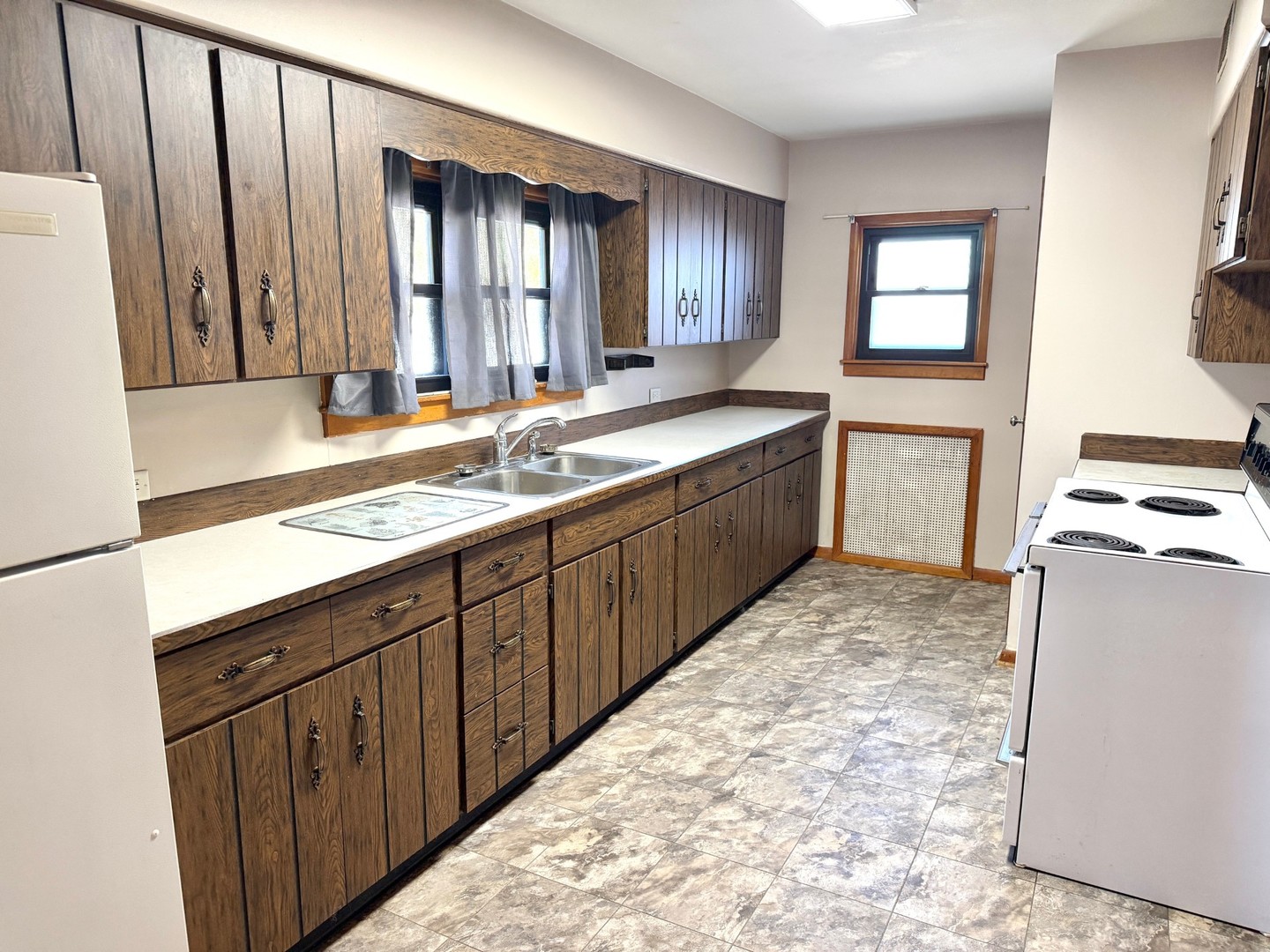 1404 Plain Street Peru, IL 61354 - Photo 11 of 16