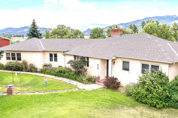 a view of a house with a yard and plants