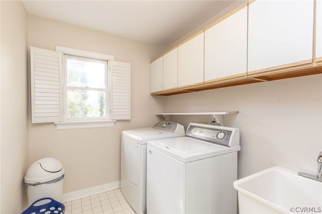 14301 Huntgate Woods Road Midlothian, VA 23112 - Photo 29 of 34 a bathroom with a sink a toilet and a window