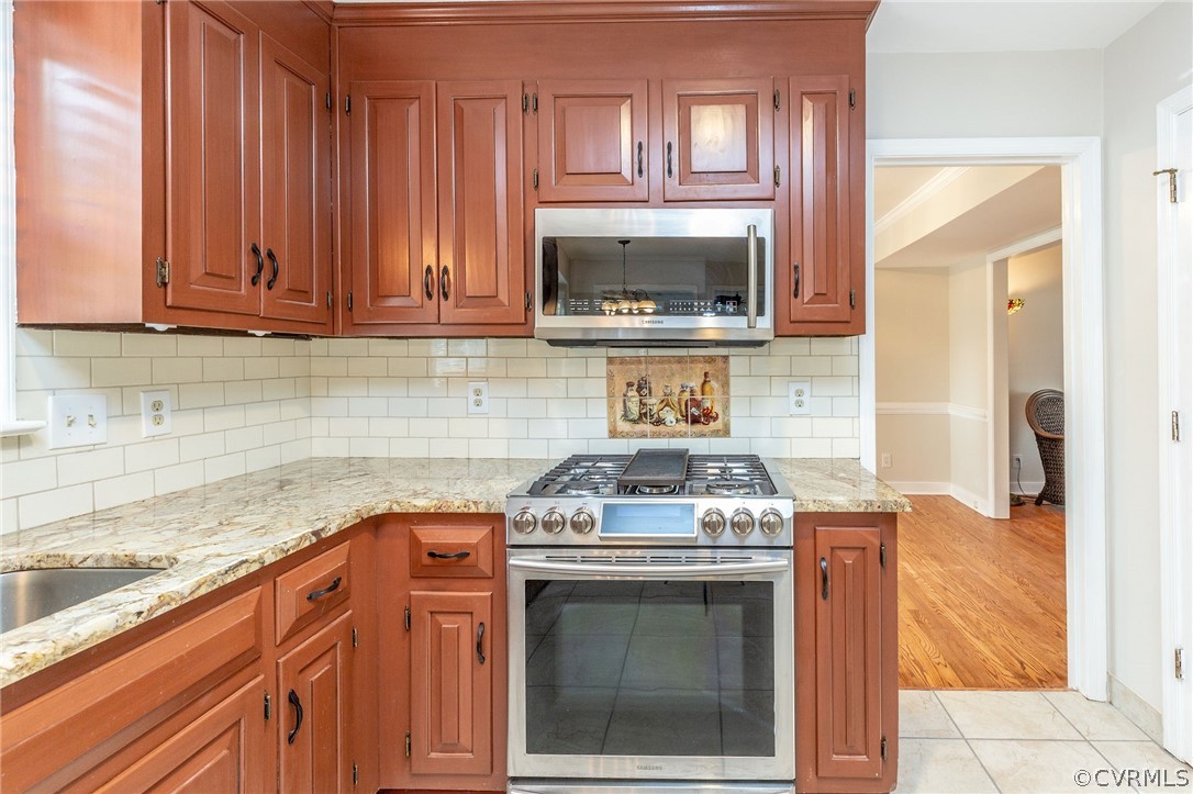 14301 Huntgate Woods Road Midlothian, VA 23112 - Photo 10 of 34 a kitchen with a stove and a microwave