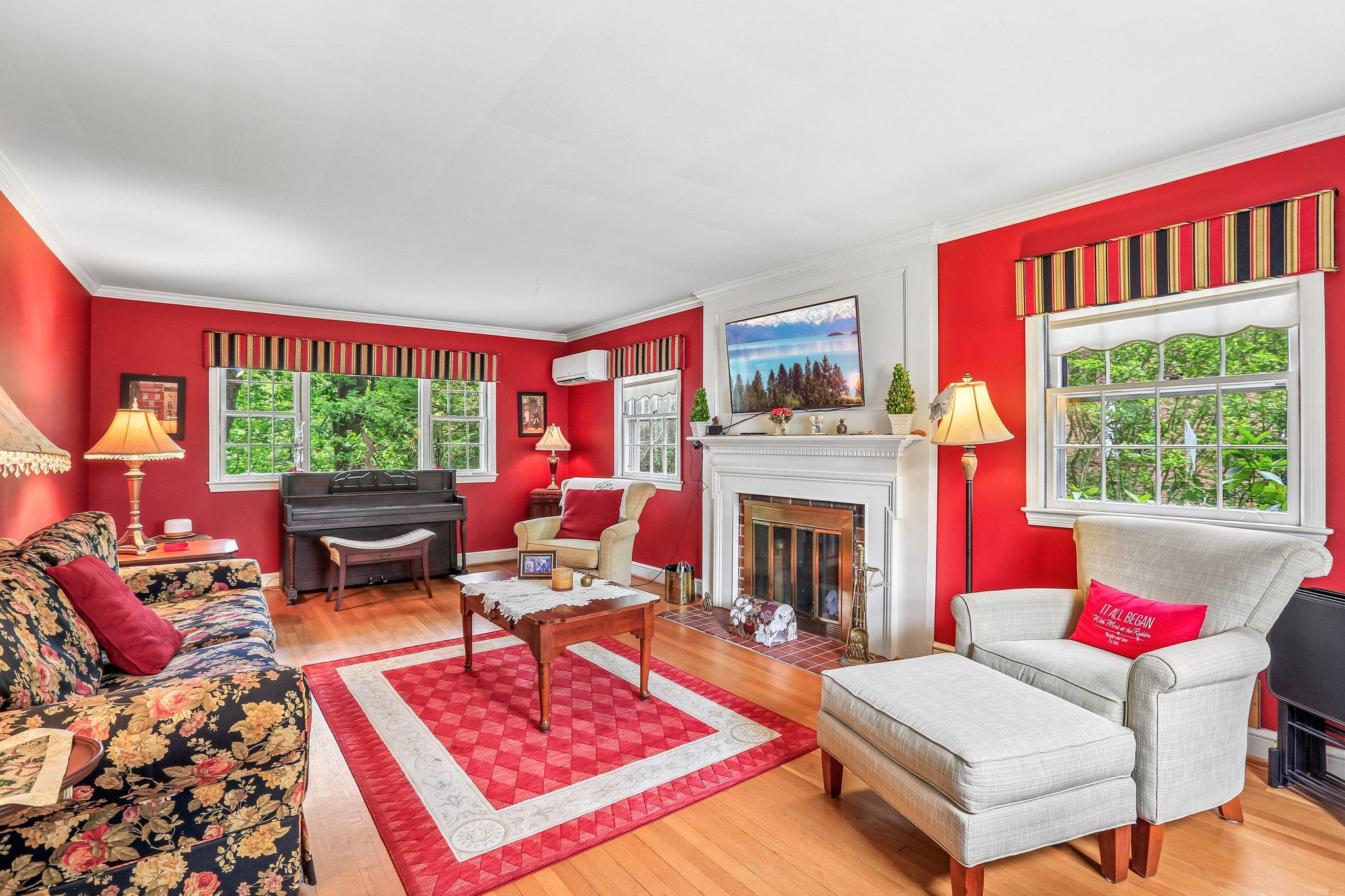 221 Patuxent Road Laurel, MD 20707 - Photo 2 of 33 Living Room
