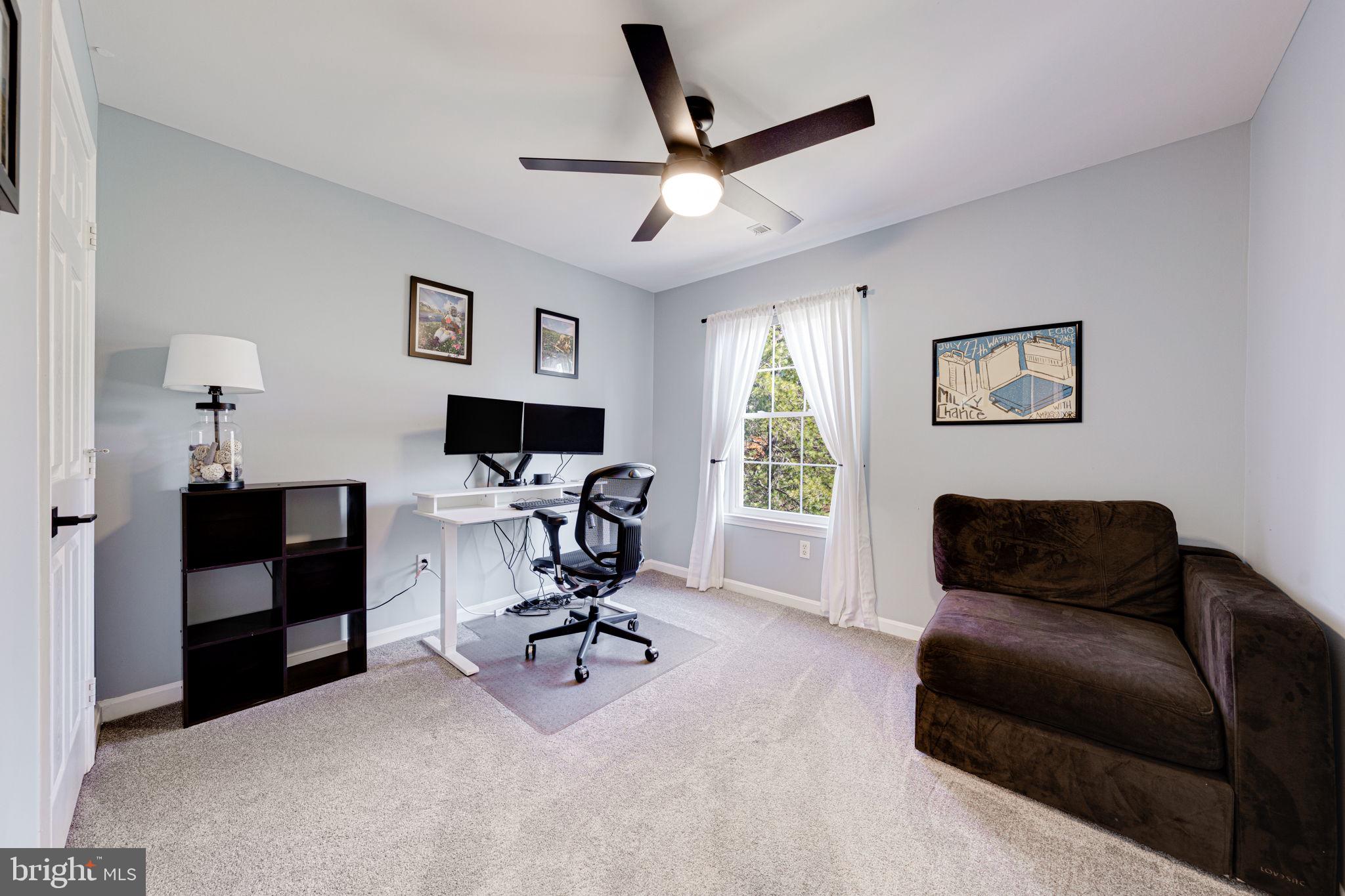6911 Kerrywood Circle Centreville, VA 20121 - Photo 19 of 44 a living room with furniture