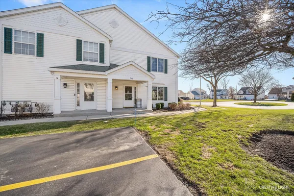 $275,000 | 746 Fieldcrest Drive, Unit B, South Elgin, IL 60177