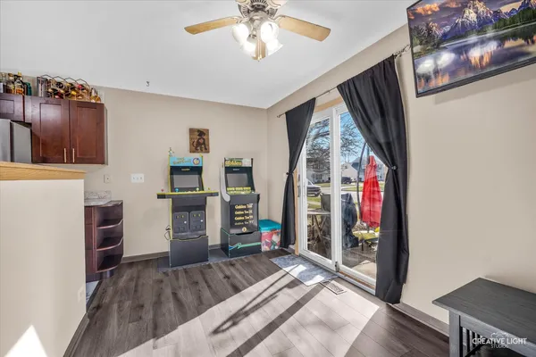 $275,000 | 746 Fieldcrest Drive, Unit B, South Elgin, IL 60177