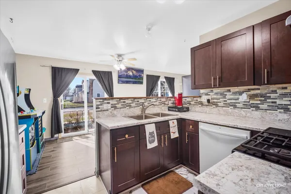 $275,000 | 746 Fieldcrest Drive, Unit B, South Elgin, IL 60177