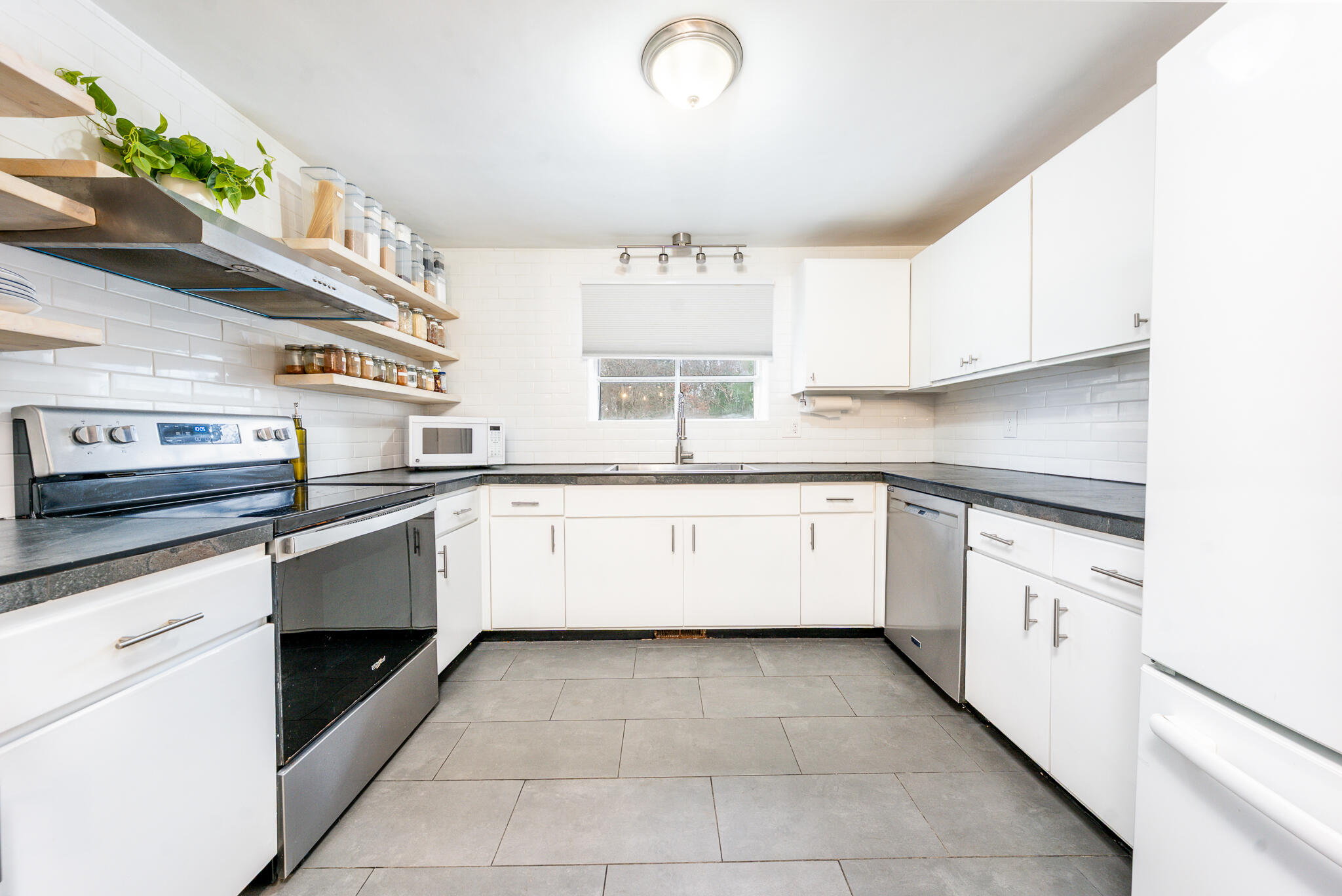 97 Shellback Way, Unit 97 Mashpee, MA 02649 - Photo 4 of 29 kitchen1