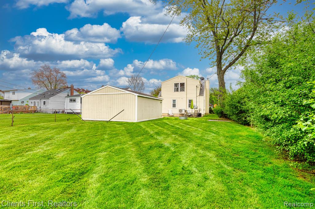 1384 Cambridge Road Berkley, MI 48072 - Photo 37 of 48
