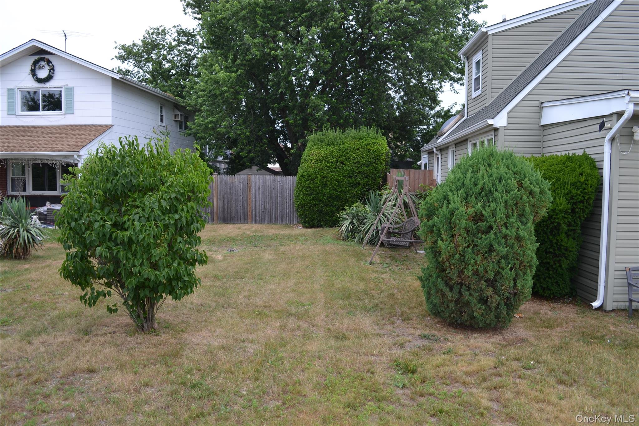516 Long Beach Road Island Park, NY 11558 - Photo 15 of 31 side yard
