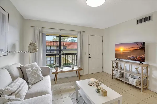 $2,100 | 561 Northwest 100th Place, Unit 201, Pembroke Pines, FL 33024