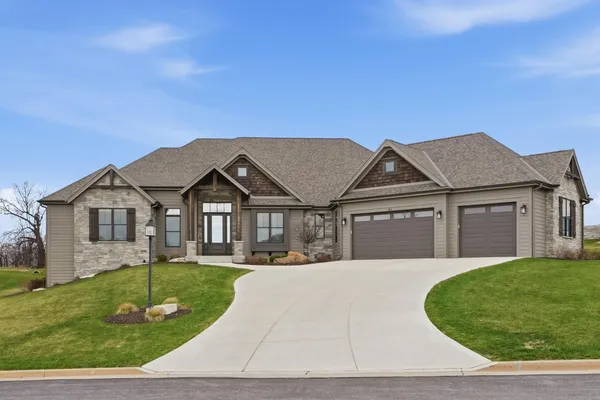 $1,599,900 | 1636 Upland Court, Hartland, WI 53029