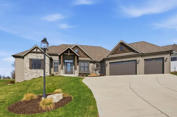 $1,599,900 | 1636 Upland Court, Hartland, WI 53029
