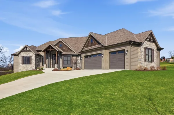 $1,599,900 | 1636 Upland Court, Hartland, WI 53029