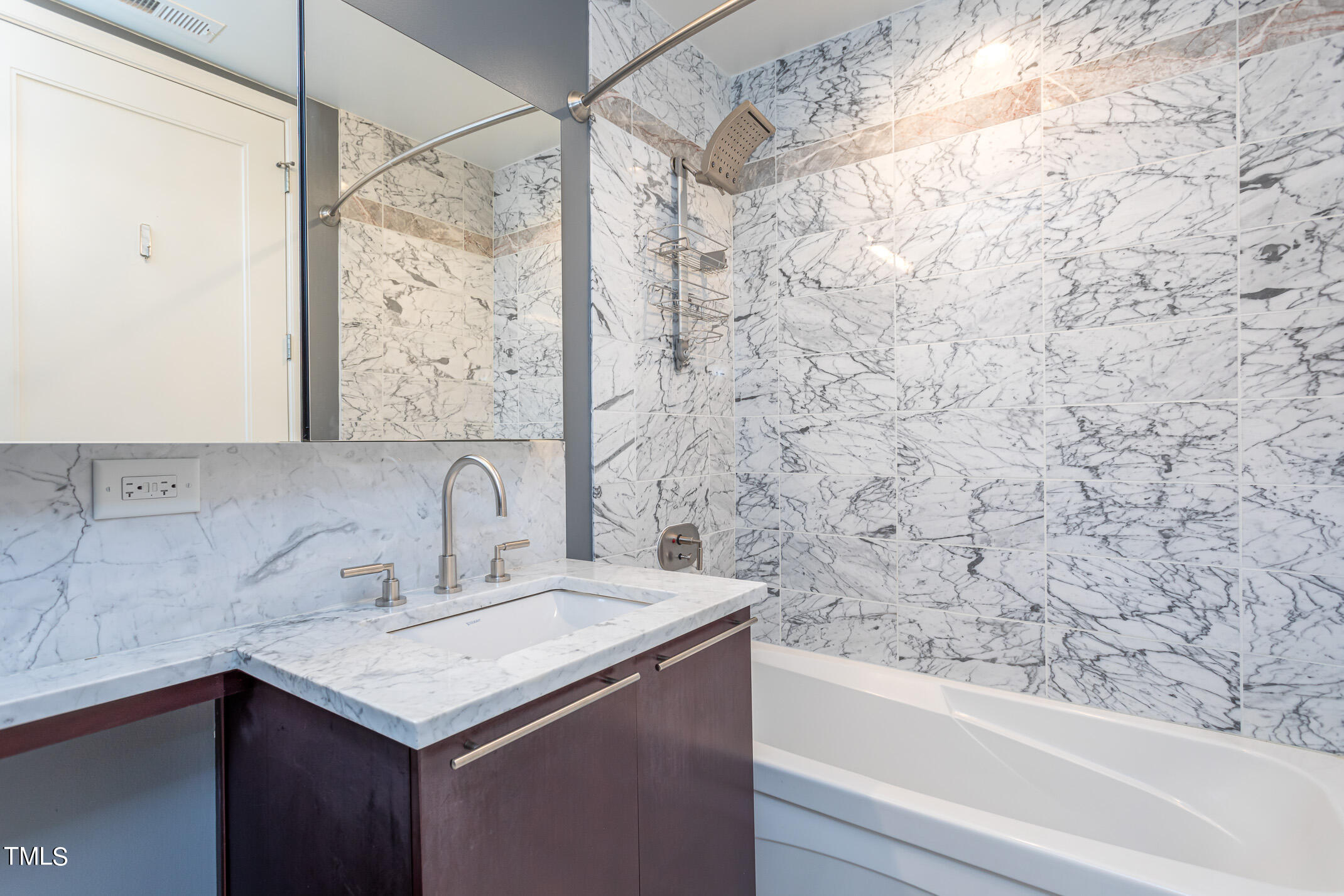 122 North Harrington Street, Unit 1075 Raleigh, NC 27603 - Photo 27 of 38 a bathroom with a sink and a bathtub