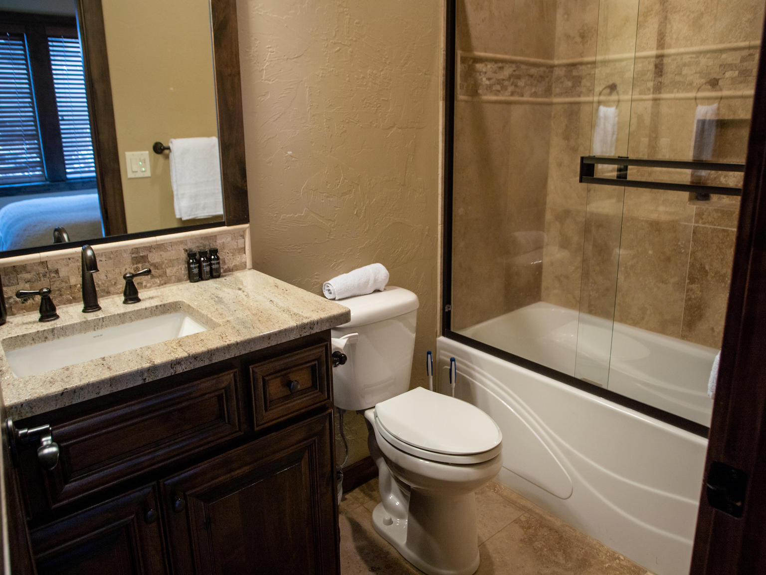 56558 Dancing Rock Loop Bend, OR 97707 - Photo 18 of 33 bathroom4