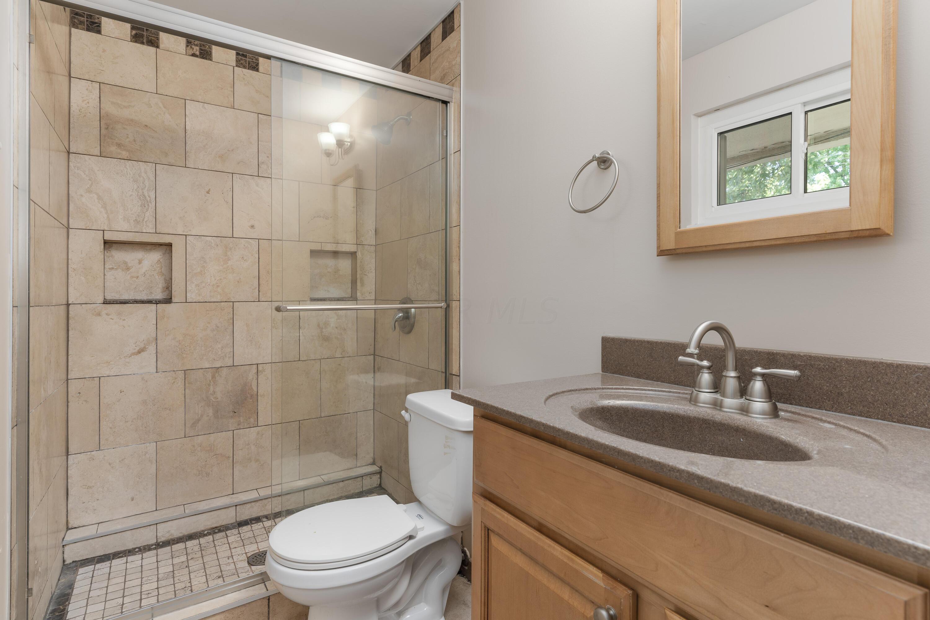 1447 Rosehill Road Reynoldsburg, OH 43068 - Photo 18 of 29 Owner's bath
