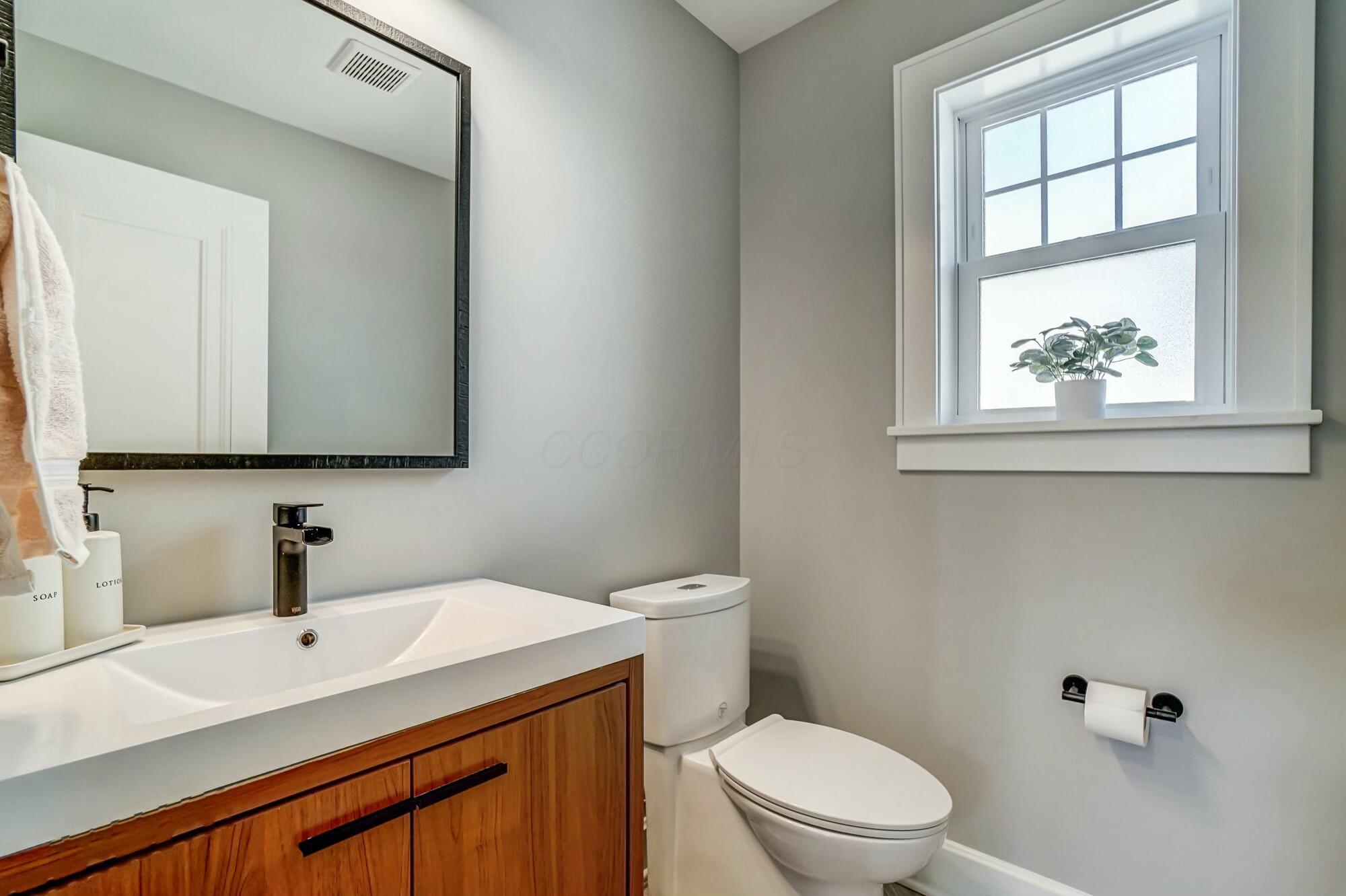 533 East Torrence Road Columbus, OH 43214 - Photo 30 of 64 Updated 1/2 Bath w/ newer vanity, ...