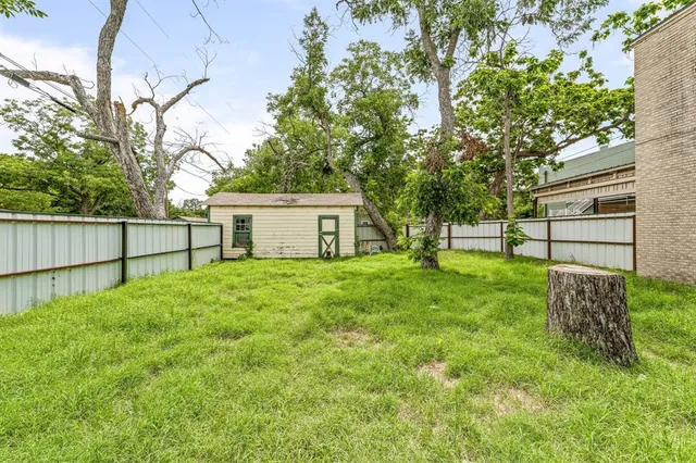 a view of a house with backyard and a garden