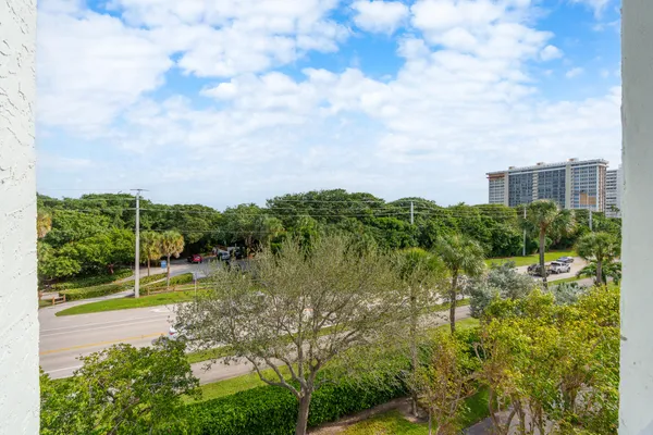 $5,200 | 950 Ponce De Leon Road, Unit 401, Boca Raton, FL 33432