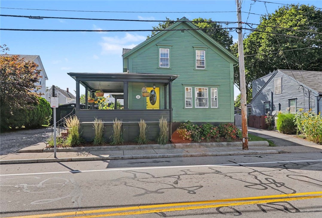 307 Main Street Warren, RI 02885 - Photo 4 of 43 2 Tone Exterior Painti