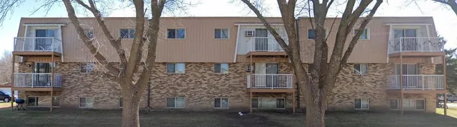 $1,050 | 901 Country Club Drive, Unit 204, Marshall, MN 56258