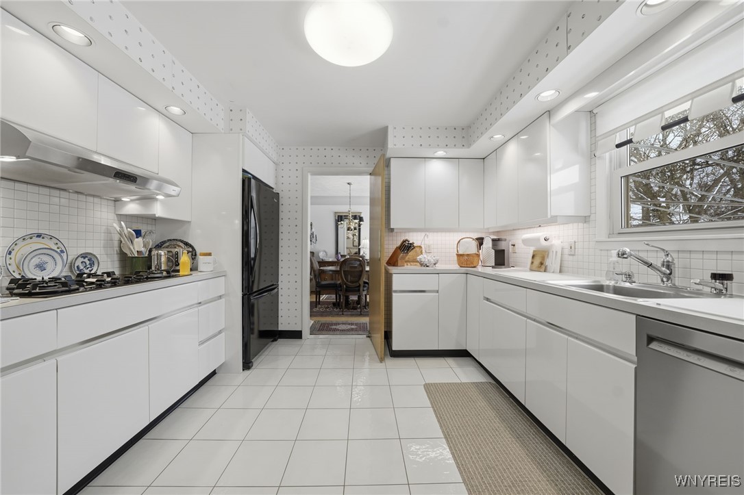 54 Coniston Road Amherst, NY 14226 - Photo 18 of 50 White European style kitchen cabinets