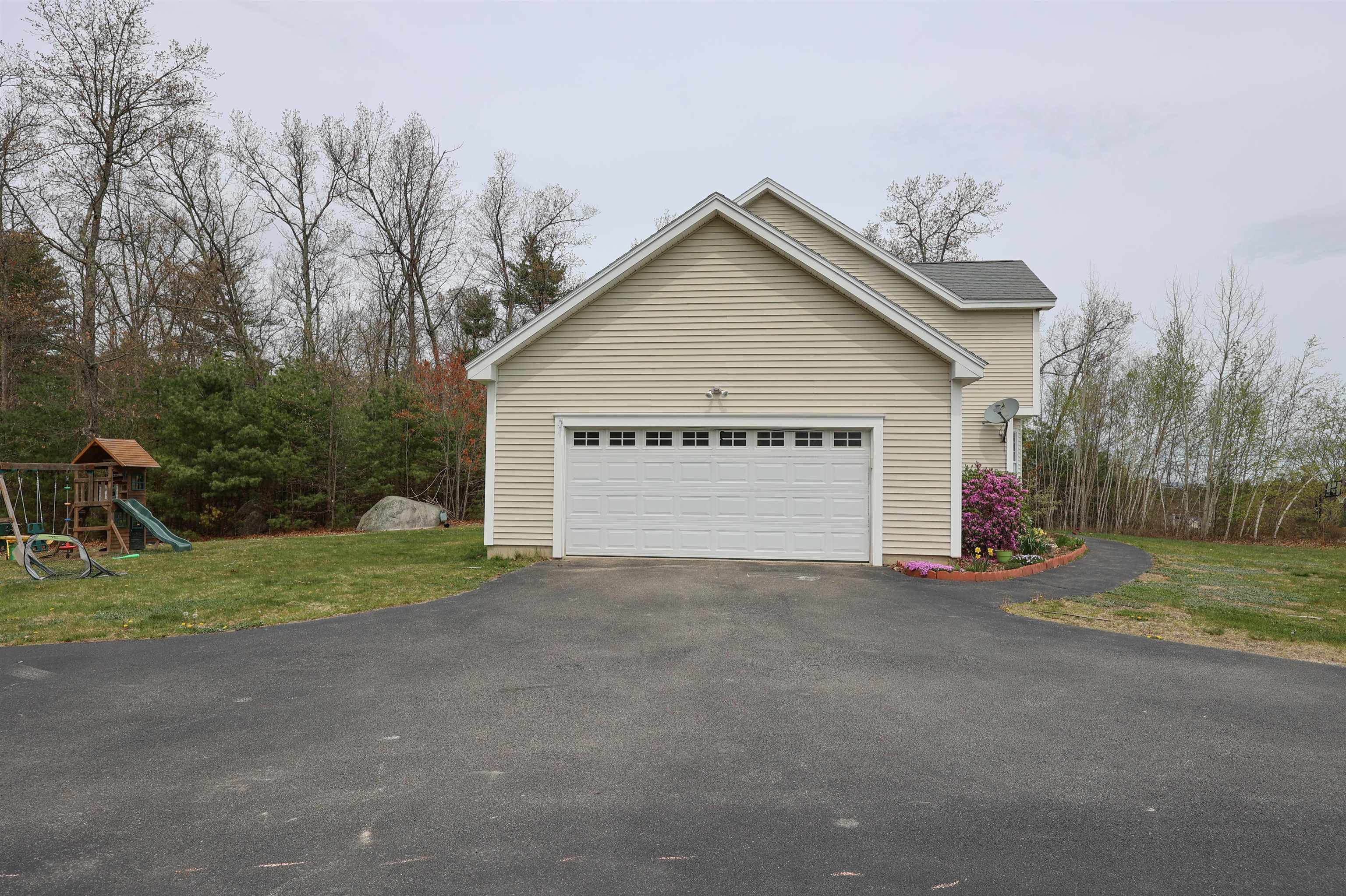 99 South Ridge Drive Manchester, NH 03109 - Photo 3 of 40