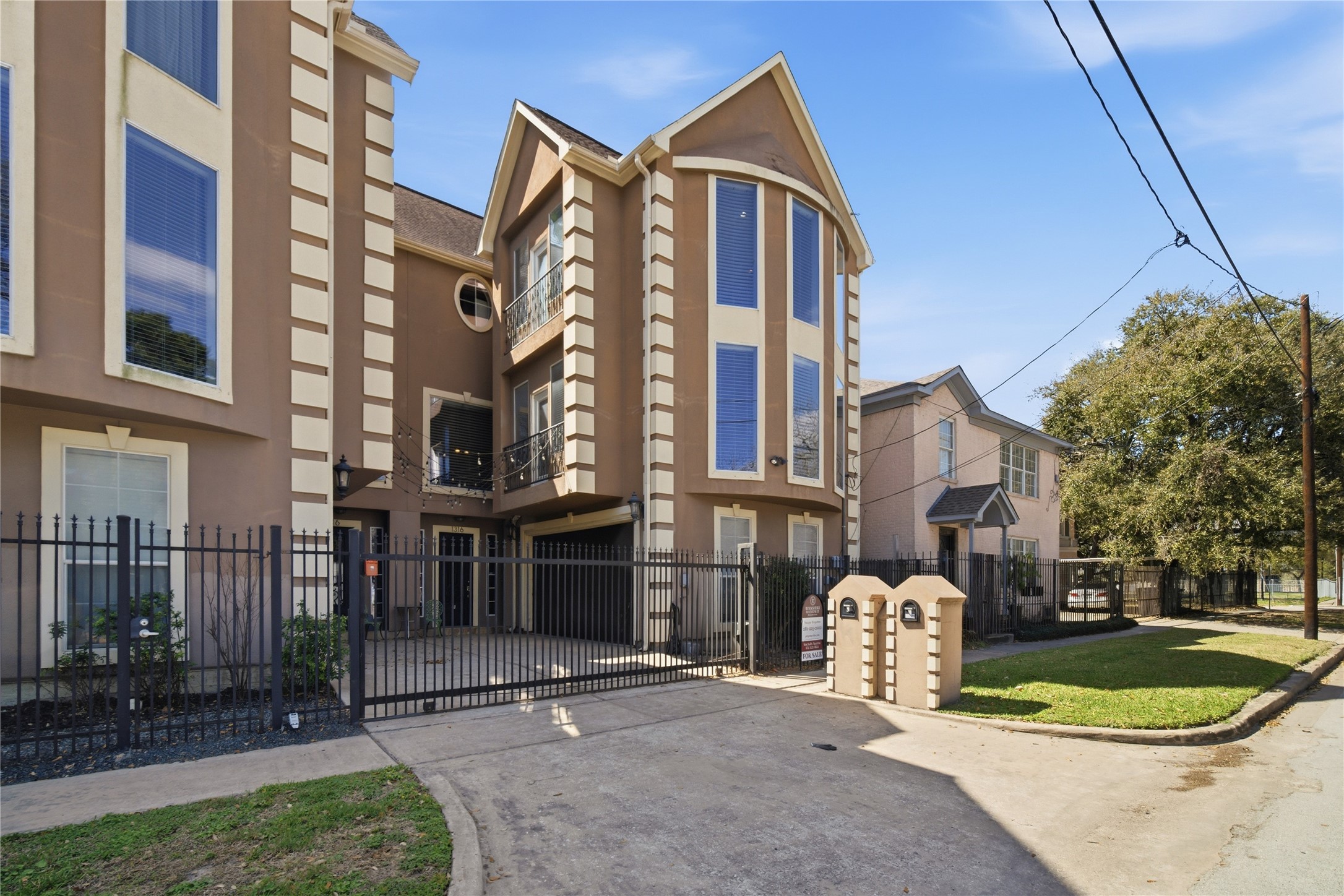 1316 Cleburne Street, Unit B Houston, TX 77004 - Photo 25 of 30 a front view of a residential apartment building with a yard