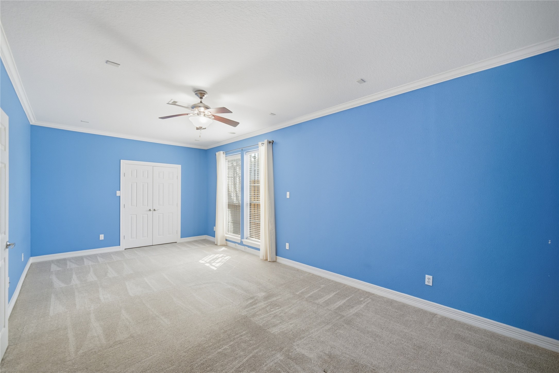 1316 Cleburne Street, Unit B Houston, TX 77004 - Photo 5 of 30 an empty room with a ceiling fan and a window