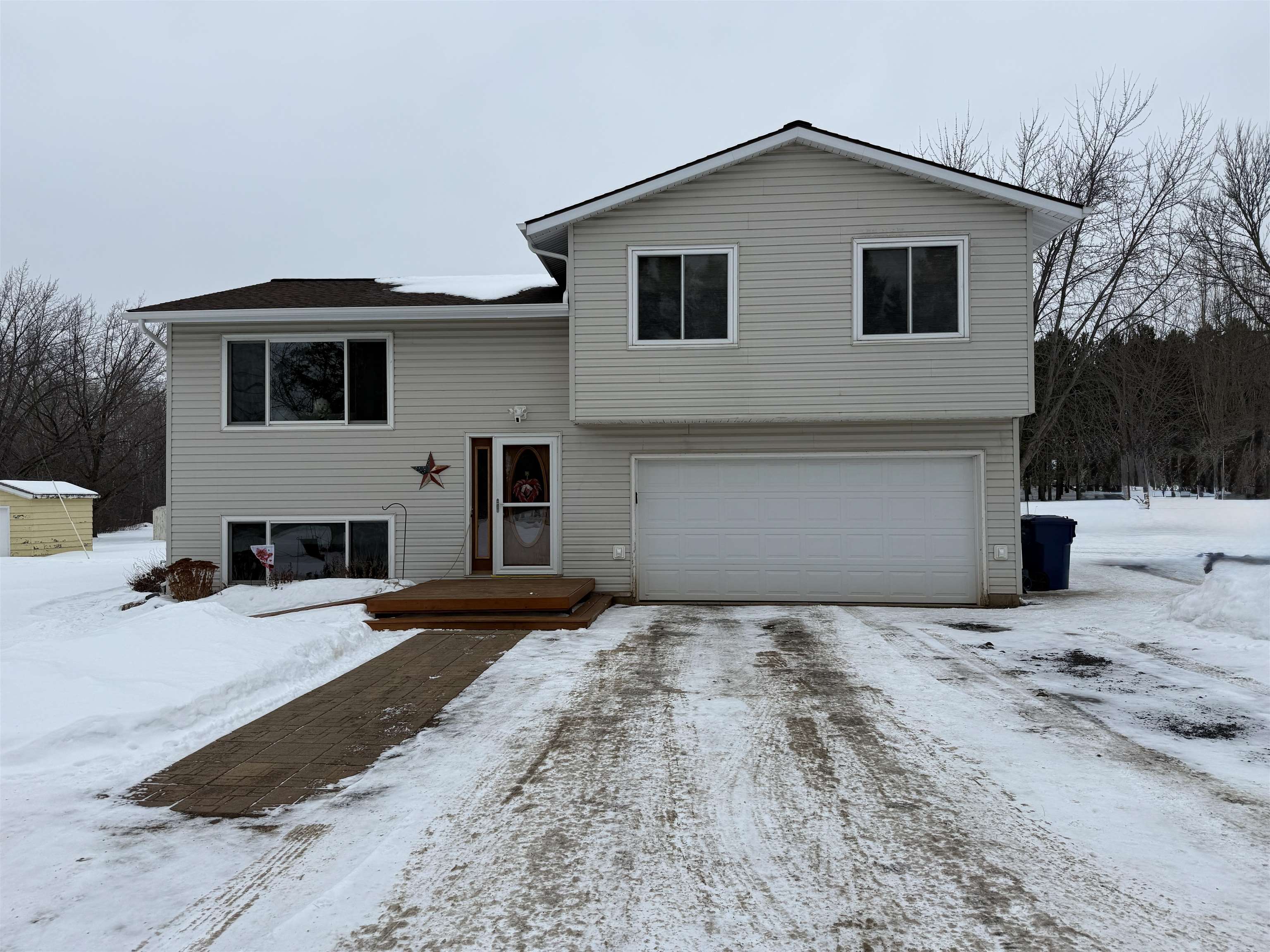 3991 Dillon Road Hibbing, MN 55746 - Photo 25 of 25 View of front facade with a garage