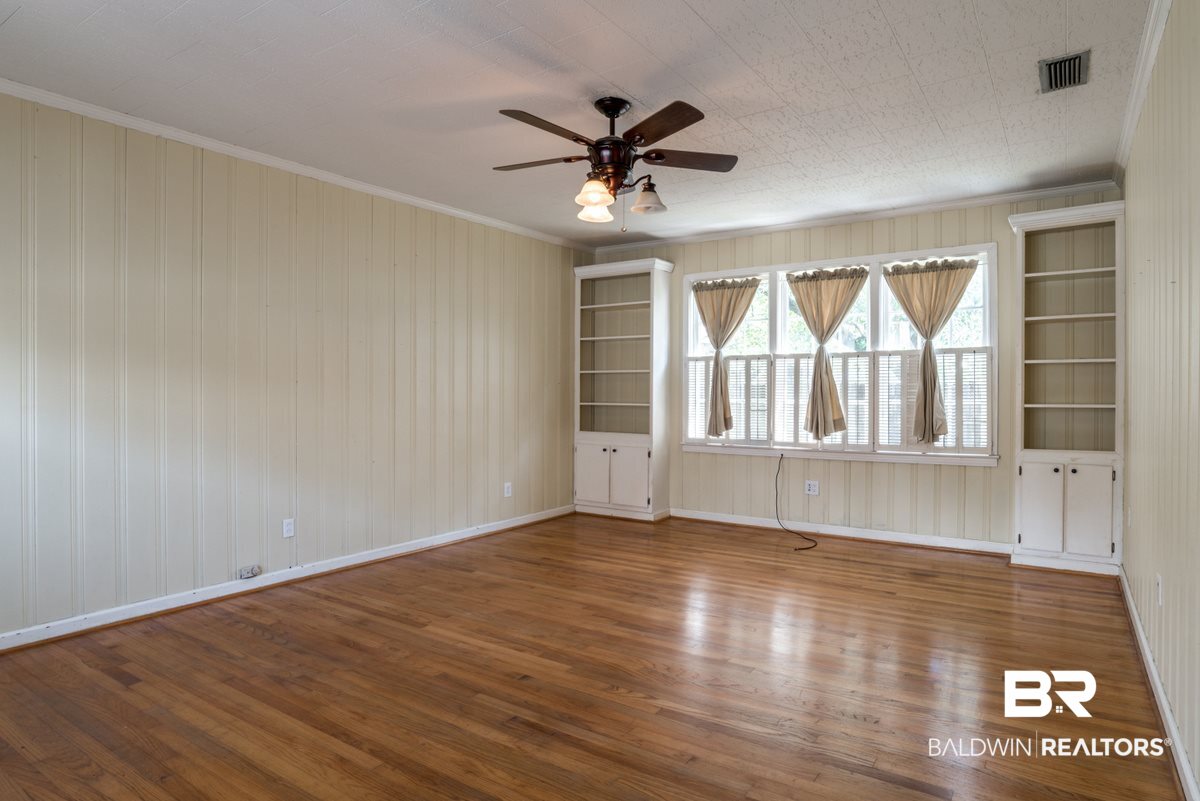 1908 Old Government Street Mobile, AL 36606 - Photo 20 of 32 Family Room w/Built-ins